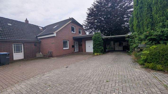 Auffahrt mit Carport