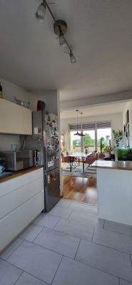 KÜCHE MIT BLICK ZUM ESSBEREICH + DACHTERRASSE