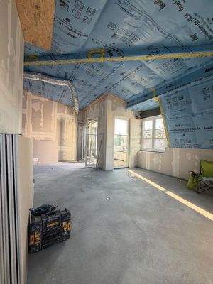 Wohnbereich mit hoher Decke