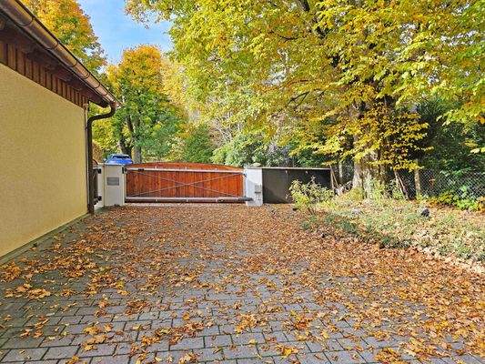 Blick Hof auf Gartentor von innen