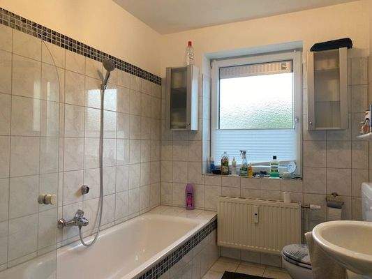 Vollbad mit Wanne u. Dusche - WHG EG rechts