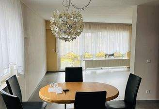 Essbereich mit Blick ins Wohnzimmer