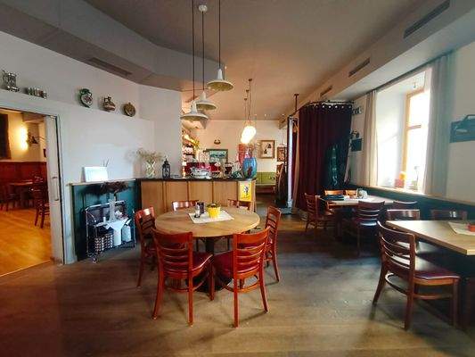 Eingang mit Bar und Schank