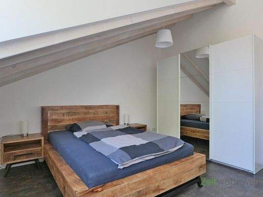 Doppelbett und Kleiderschrank