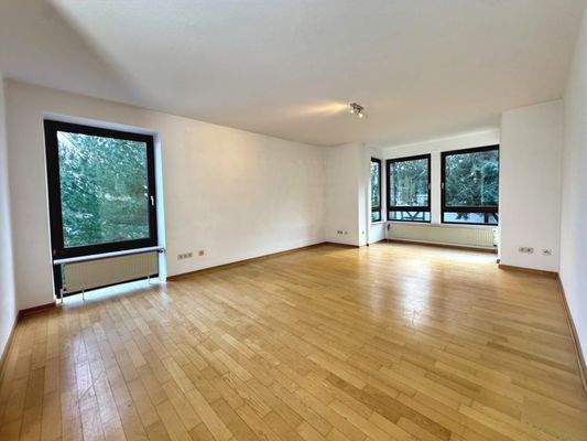 Wohnzimmer mit Blick Richtung Süden und Ausgang zum Balkon