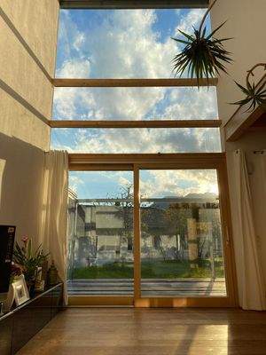 Beeindruckende Glasfronten mit weitem Blick in die Natur