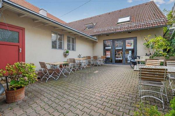 Hof mit Außenbestuhlung