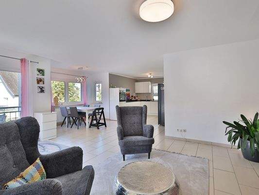 Blick vom Wohnbereich zur offenen Küche