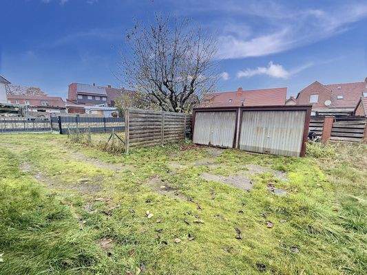 Garagen und Zuwegung zum Garten