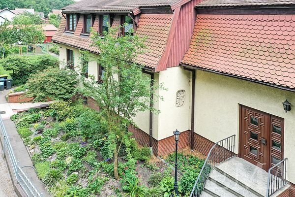 Drohnenaufnahme von dem Haus aus Straßensicht