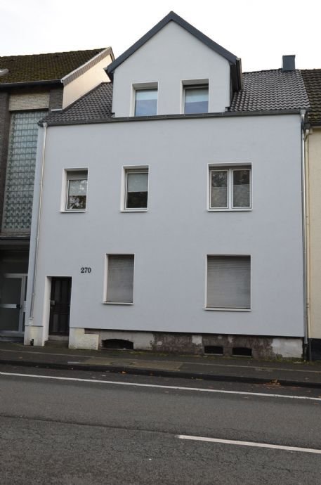 Kleines Mehrfamilienhaus in Form von 4 ETW in entwicklungsfähigem Zustand!