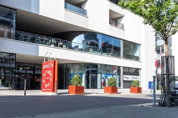 Frontansicht mit Cafe/Bar im 1. OG