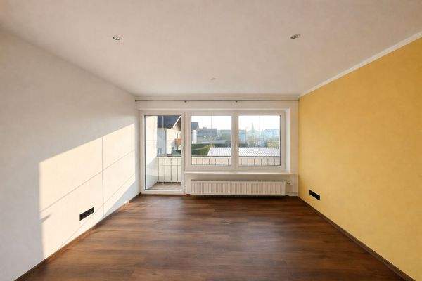 Ainring- heller Wohnraum mit Balkonzugang