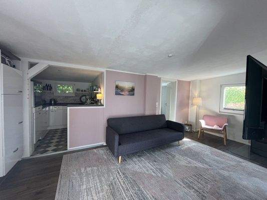 Wohnzimmer mit offener Küche