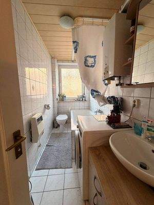 Tageslichtbadezimmer mit Wanne