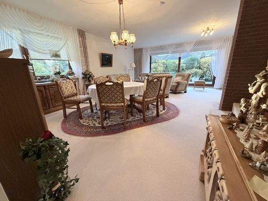 Wohn- und Esszimmer links