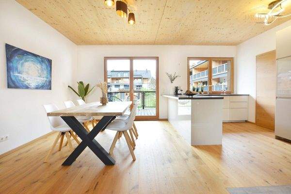 Neuwertige Küche mit hochwertigen Elektrogeräten