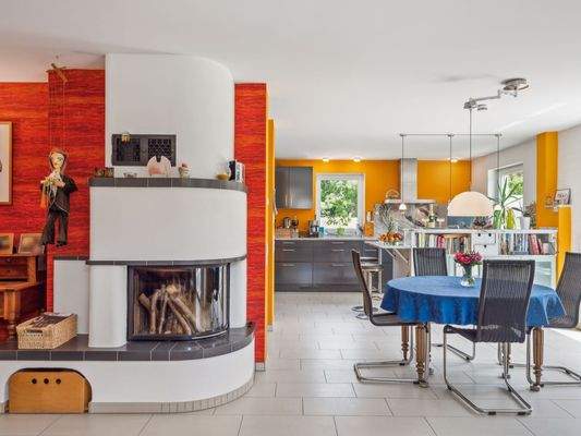 Essbereich mit Kamin