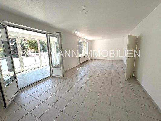 Wohnzimmer mit Wintergarten / Balkon