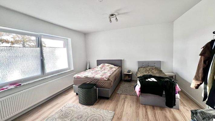 Helles Schlafzimmer mit Betten