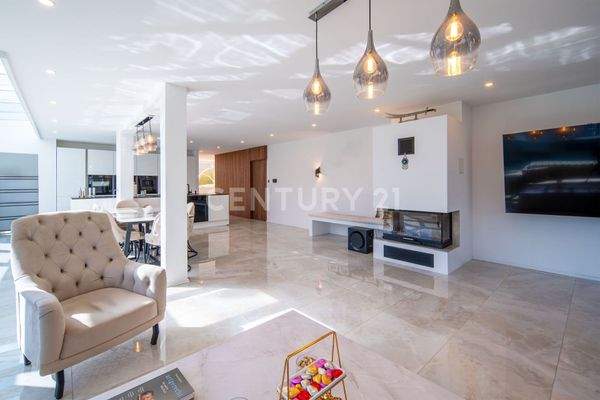 Wohnbereich mit modernem Kamin