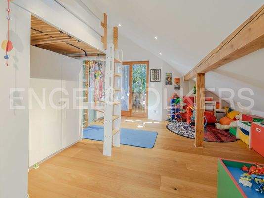 Eines von zwei Zimmern im Dachgeschoss