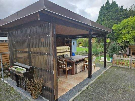 Überdachter Sitzplatz im Garten