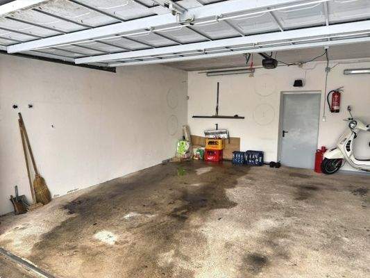 Stellplatz für 1 PKW in der Doppelgarage