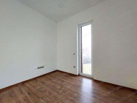 Schlafzimmer mit bodentiefen Fenstern