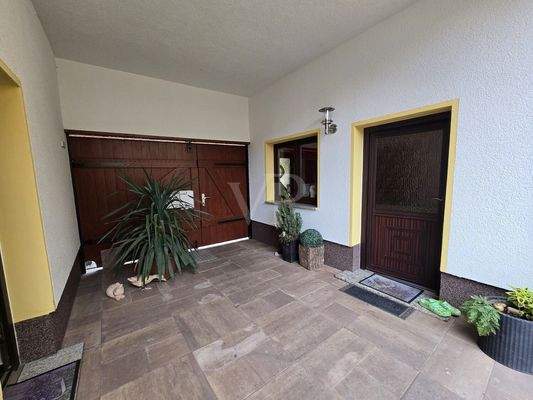 Ansicht Hofeinfahrt mit Zugang Wohnen