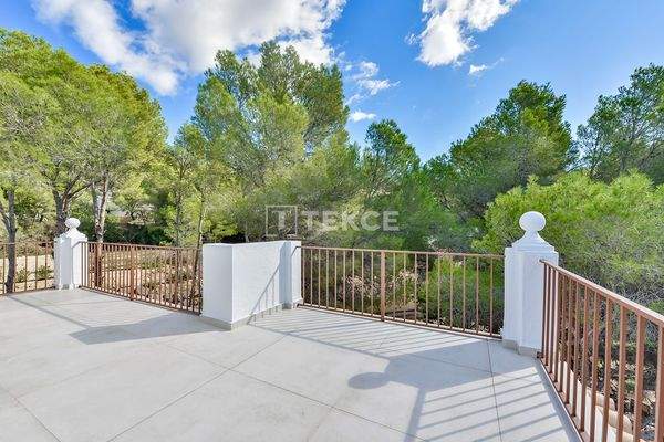 Detached Villa with Private Pool near a Golf Course in Altea