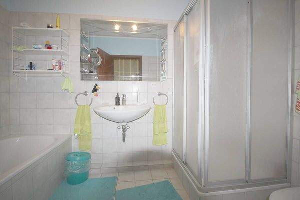 Hauptbad mit Wanne u. Dusche OG