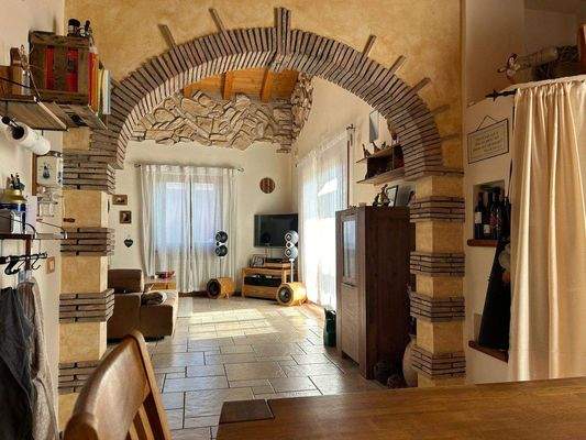 Blick von der Küche in den Wohnbereich