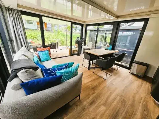 Wohnzimmer mit Zugang zur Terrasse