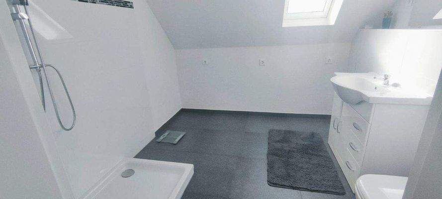 Eines der zwei Bäder