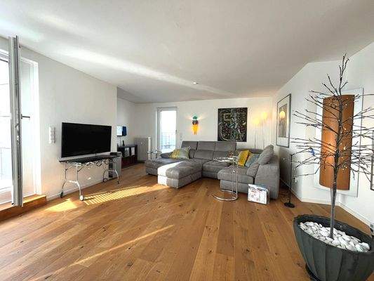 Wohnbereich mit Zugang zur Terrasse