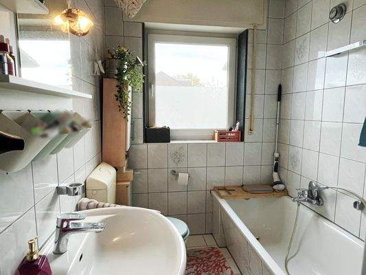 Badezimmer mit Dusche + Badewanne