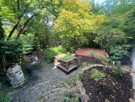 Steingarten mit Whirlpool