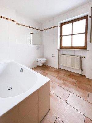 Badezimmer mit Wanne 