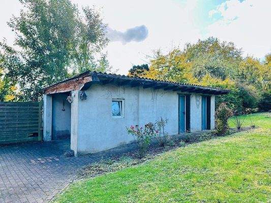 Und großem Gartenhaus