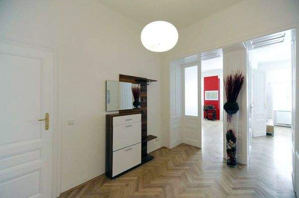 Flur mit Blick in den Wohn- und Schlafbereich/anteroom