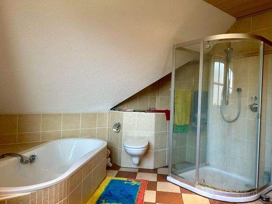 ... mit Badewanne und Dusche