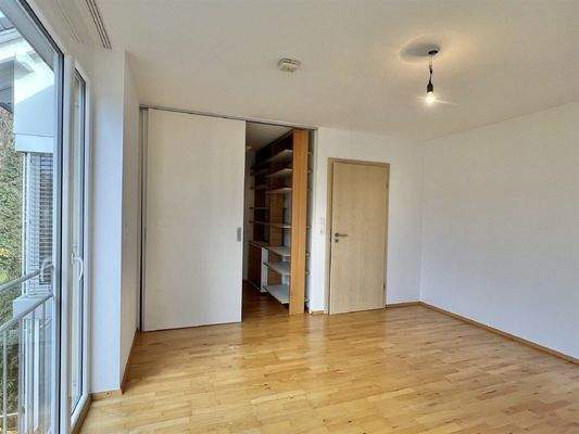 Großes Schlafzimmer mit begehbarer Ankleide OG