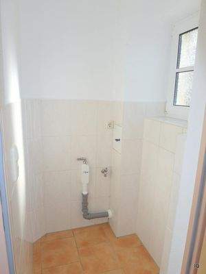 Abstellraum mit Waschmaschinenanschluss