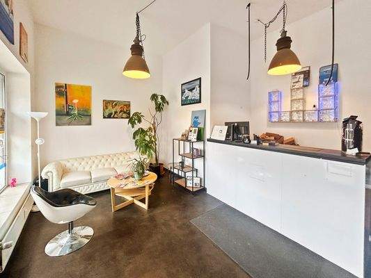 Einladender Eingangsbereich mit großem Tresen