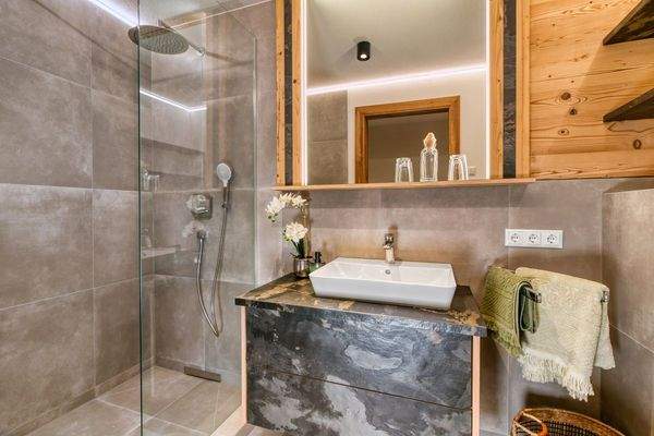 Dusch-WC /- Zugang über Diele