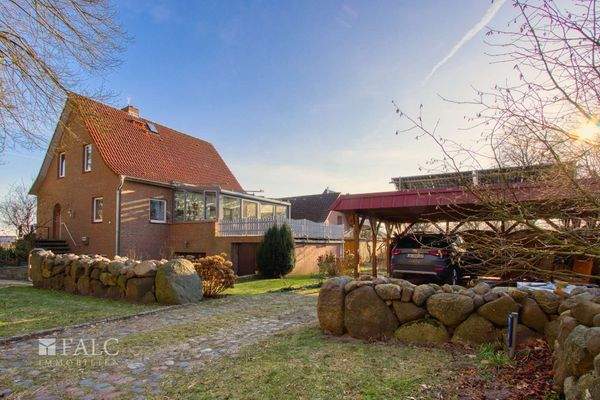 Blick auf Haus und Doppelcarport 