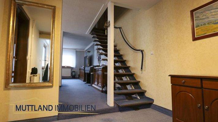 Flur mit offener Treppe ins OG