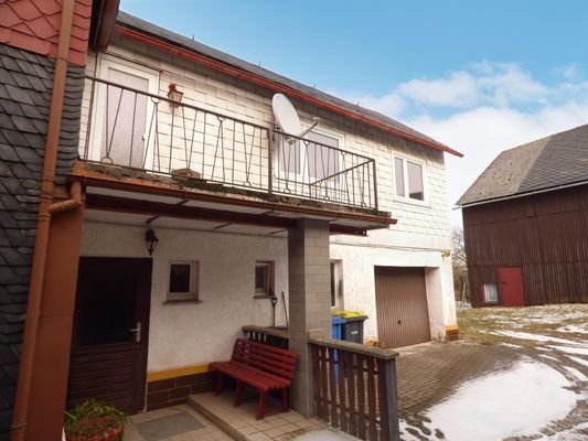 Anbau mit Nebeneingang und Balkon