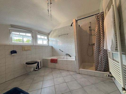 OG Badezimmer mit Dusche und Badewanne